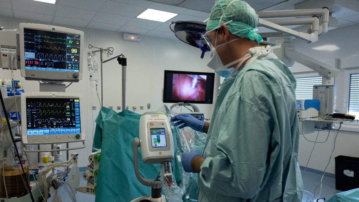 Un chirurgien, le 7 juin 2019, au centre Georges-François Leclerc de Dijon, traite un patient avec une chimiothérapie par aérosol intrapéritonéal sous pression, pour réduire les métastases péritonéales du pancréas et des voies biliaires dues à un cancer.
