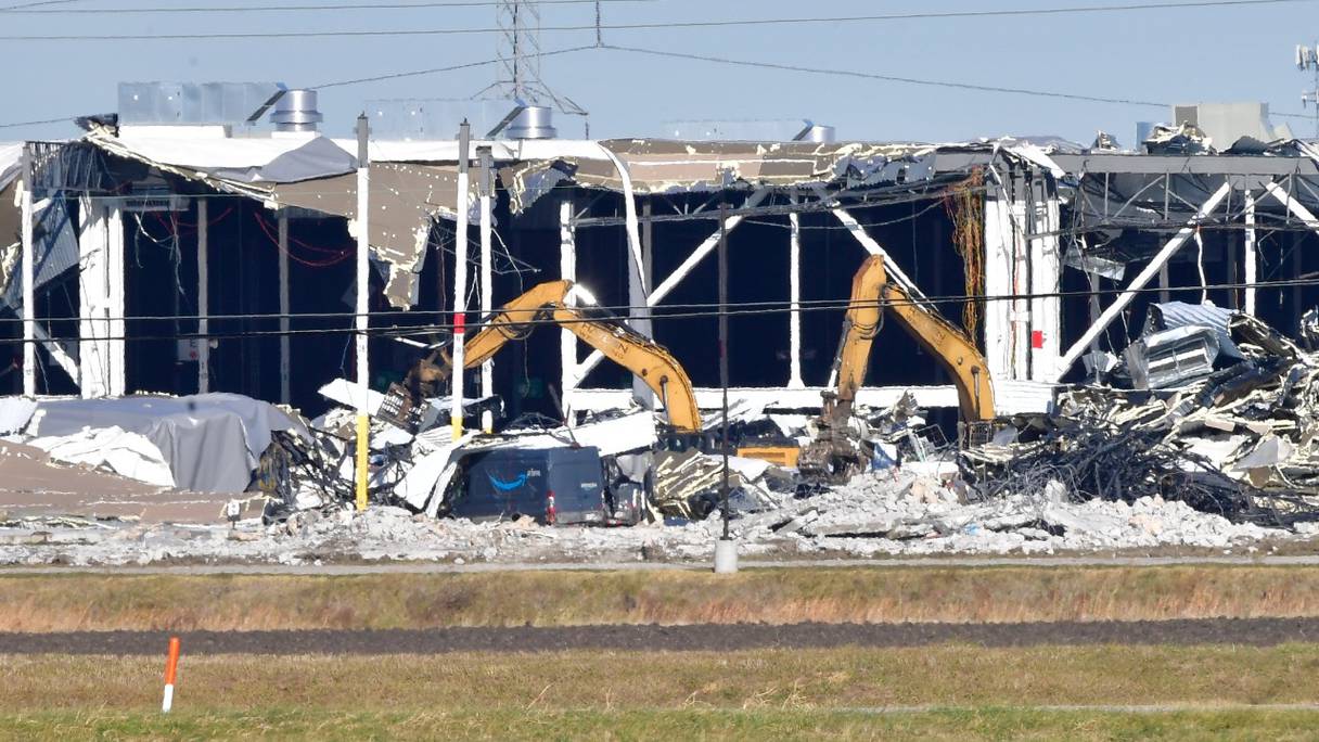 Les opérations de déblaiement se poursuivent après l'effondrement partiel d'un centre de distribution d'Amazon à Edwardsville, dans l'Illinois, le 12 décembre 2021. Le bâtiment a été endommagé par une tornade le 10 décembre 2021.

