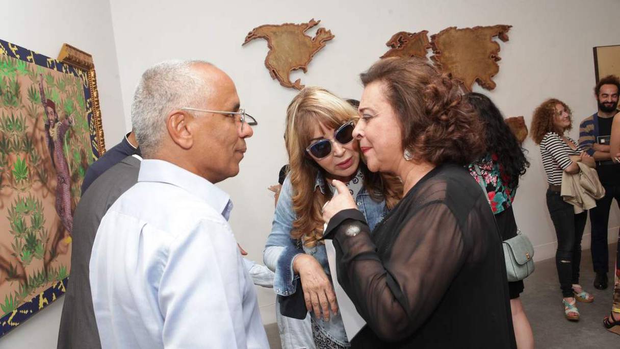 L'artiste Yamou en compagnie de sa galeriste Aicha Amor.
