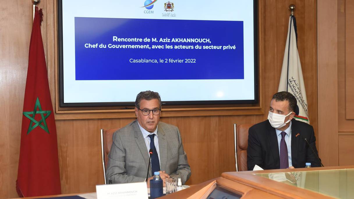 Le chef du gouvernement, Aziz Akhannouch, tient une rencontre avec le président de la CGEM, Chakib Alj, le 2 février 2022, au siège de la Confédération, à Casablanca.
