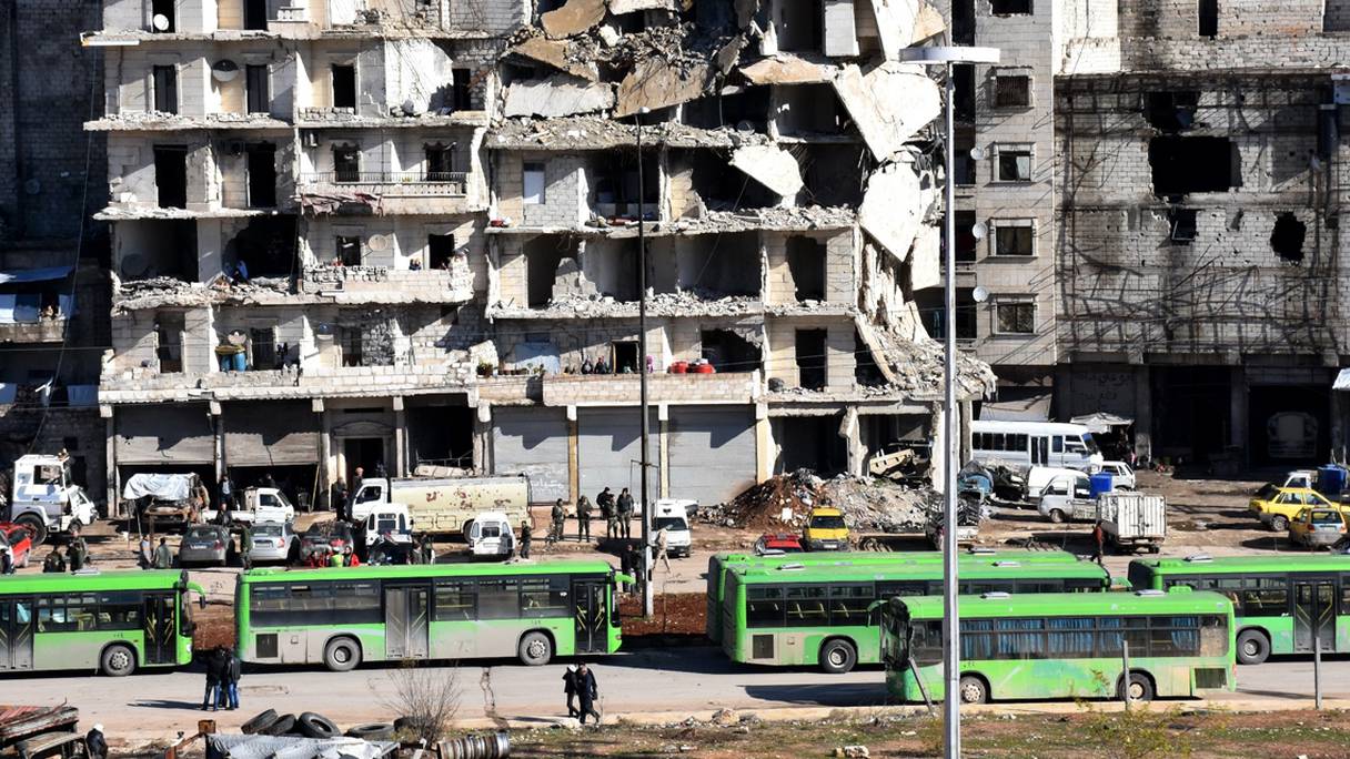 Les bus entrent dans la ville d'Alep pour évacuer la population.
