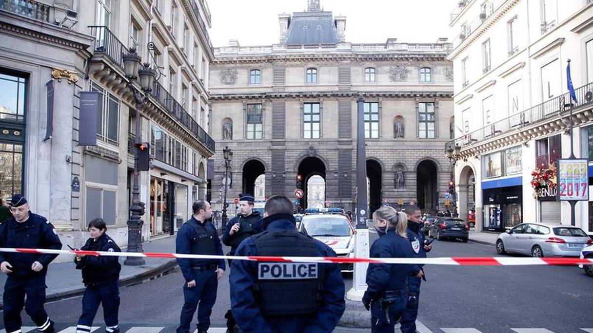 Un large périmètre de sécurité a été établi autour du Louvre. 
