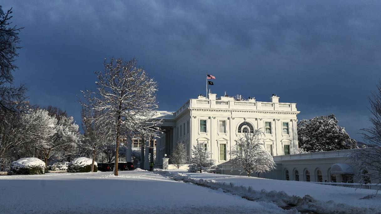 La lumière du soleil de la fin de l'après-midi se darde sur la face ouest de la Maison Blanche, après une tempête hivernale sur la capitale américaine, le 3 janvier 2022.
