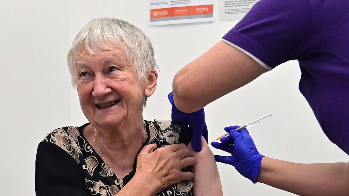 Jane Malysiak, 84 ans, est devenue la première personne en Australie à recevoir une dose du vaccin Pfizer/BioNTech anti-Covid-19 au Castle Hill Medical Center de Sydney, le 21 février 2021.
