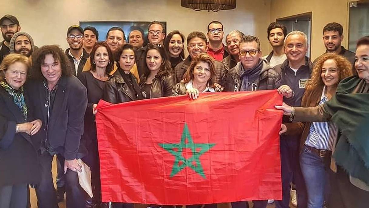 Marocains musulmans et juifs unis derrière le drapeau, lors d'un évènement de l'association Marocains Pluriels.
