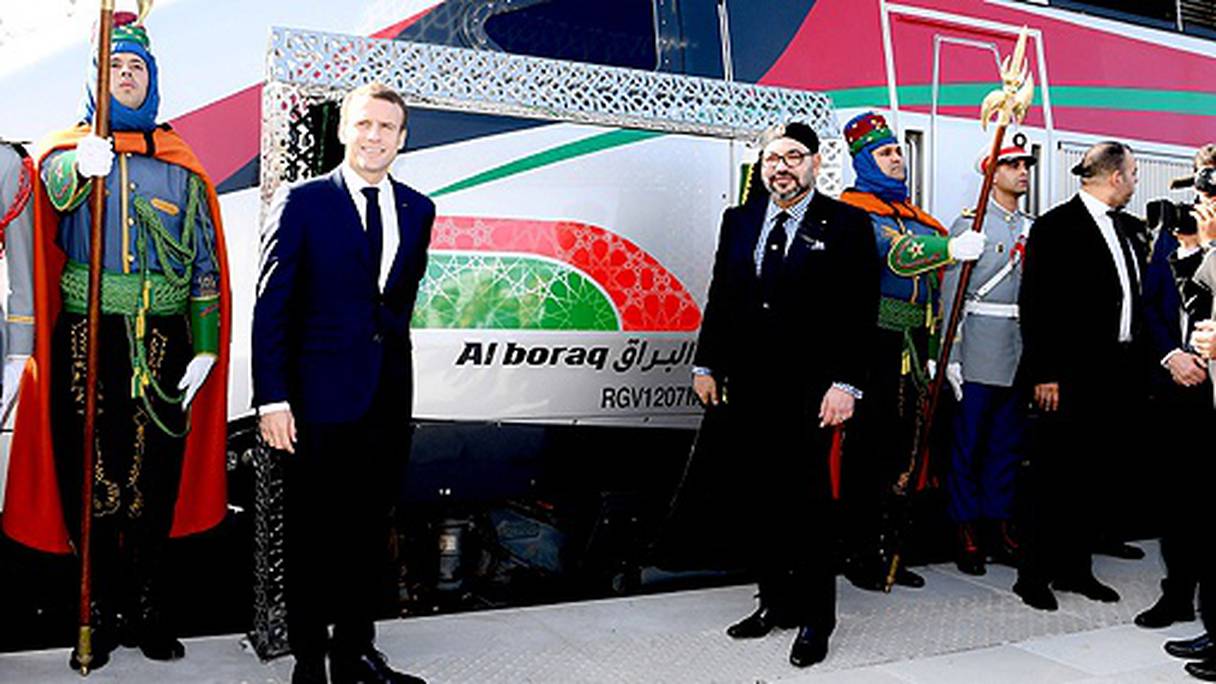 Le président français Emmanuel Macron et le roi Mohammed VI, lors de l'inauguration de la Ligne à grande vitesse, à Tanger, le 15 novembre 2018. 
