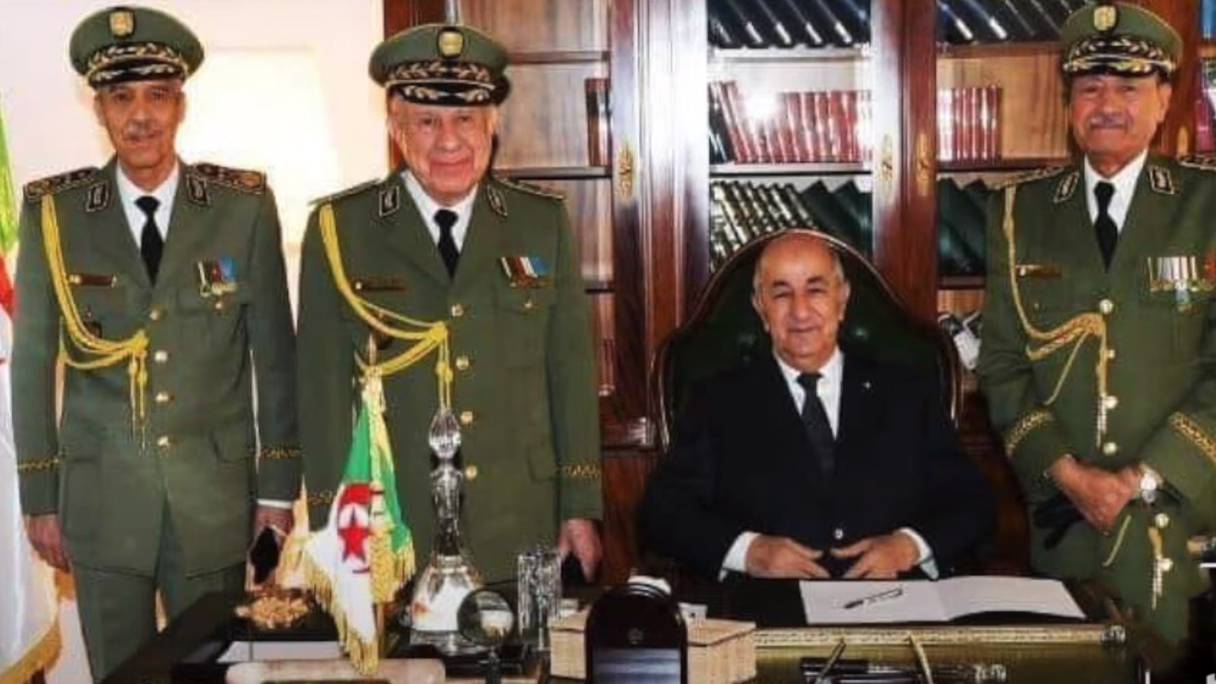 Le général-major Abdelhamid Ghriss (à gauche), avec Abdelmadjid Tebboune (assis) et les généraux Chengriha et Ben Ali.
