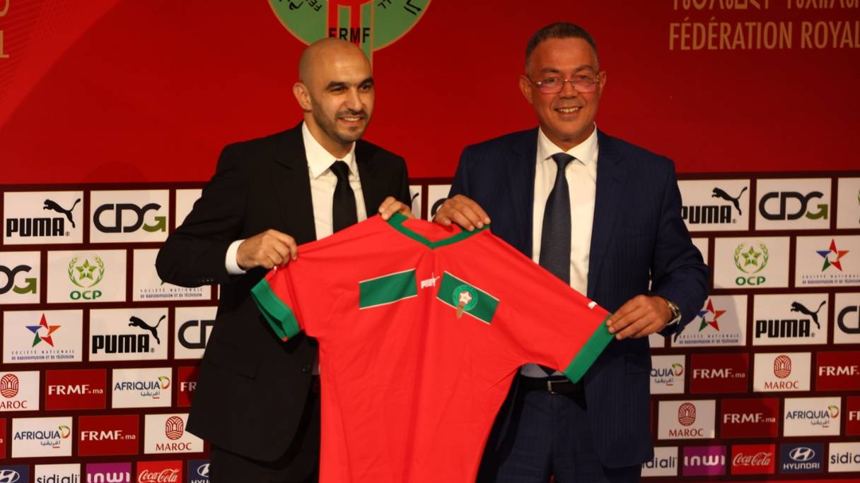 Walid Regragui lors de sa présentation en tant que sélectionneur des Lions de l'Atlas, et Fouzi Lekjaa, président de la Fédération royale marocaine de football (FRMF).

