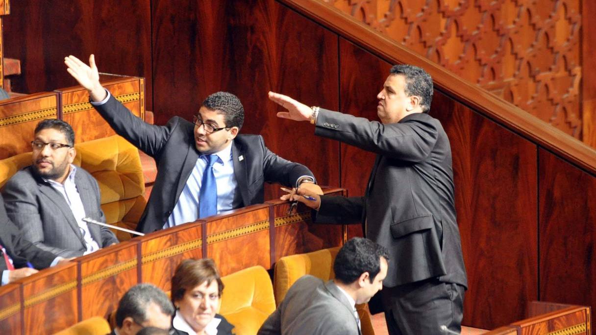 Mehdi Bensaïd et Abdellatif Ouahbi, élus du PAM, lors d'une séance au Parlement.
