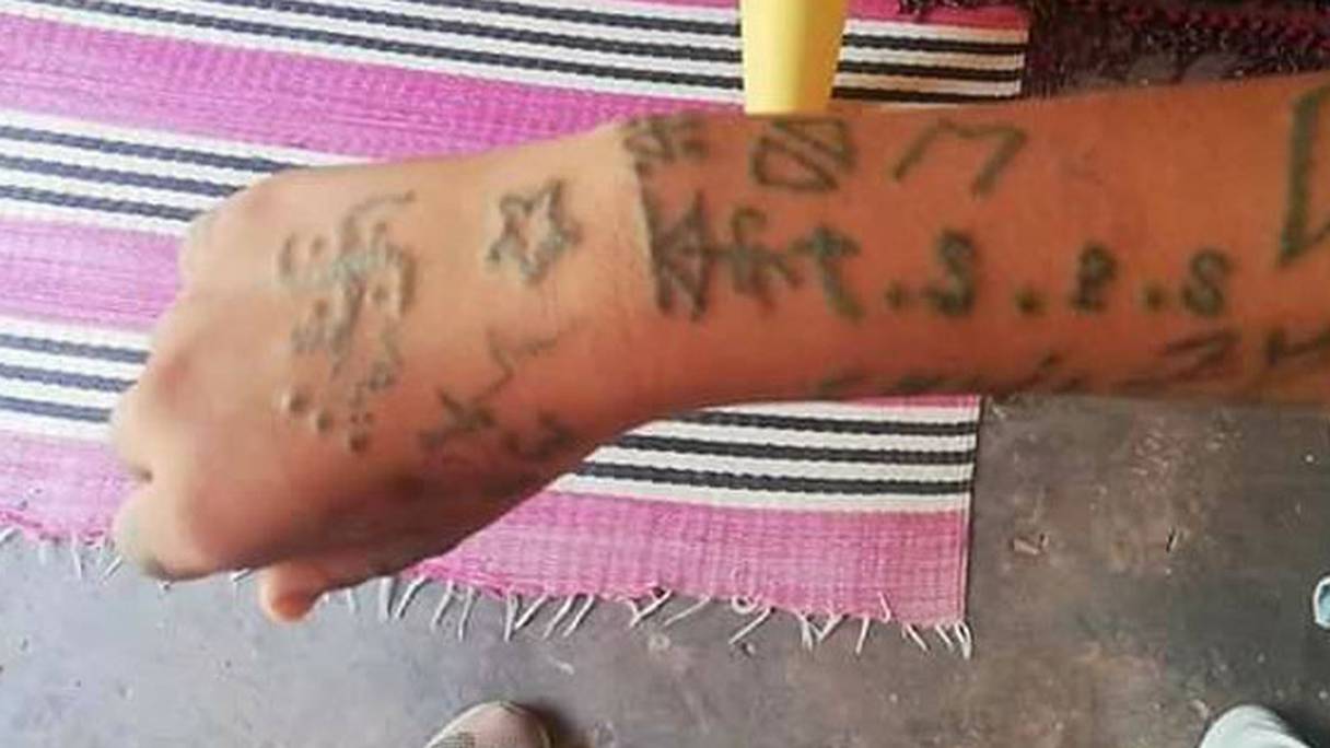 Khadija, 17 ans au moment des faits, a été tatouée de force. 

