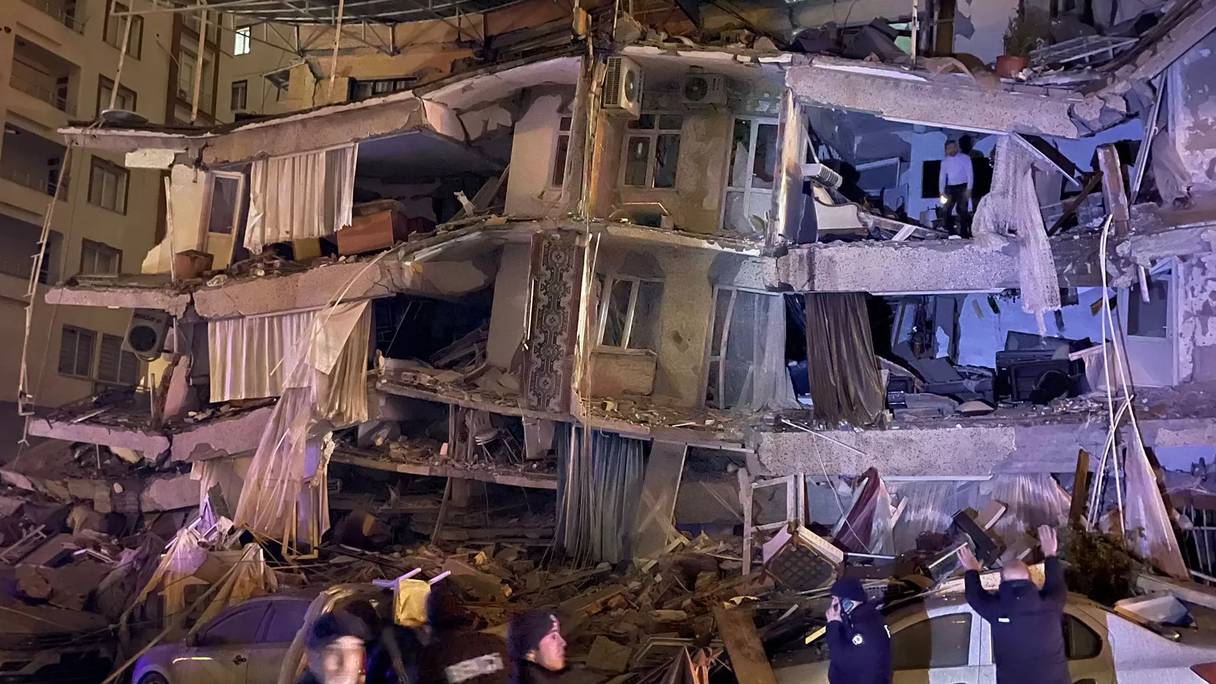 زلزال قوي يضرب جنوب تركيا ويخلف مئات القتلى
