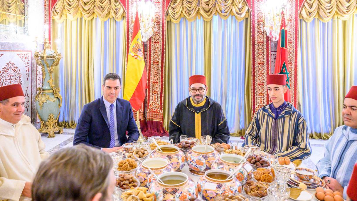 Le roi Mohammed VI, accompagné du prince héritier Moulay El Hassan et du prince Moulay Rachid, offre un iftar en l'honneur de Pedro Sanchez, président du gouvernement espagnol, le 7 avril 2022 à la Résidence Royale à Salé. 
