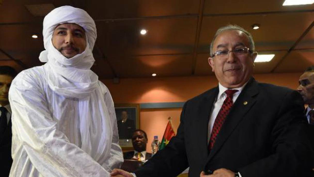 Le ministre algérien des Affaires étrangères Ramtane Lamamra (à d.) serre la main de Bilal Ag Acherif, le Secrétaire général du mouvement touareg malien MNLA, le 19 février 2015 à Alger
