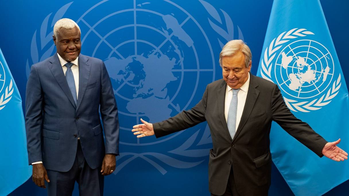 Le président de la Commission de l'Union africaine, Moussa Faki Mahamat, rencontre le secrétaire général des Nations Unies, Antonio Guterres, au siège de l'ONU à New York, le 18 septembre 2022, au cours de la 77e session de l'Assemblée générale des Nations Unies.
