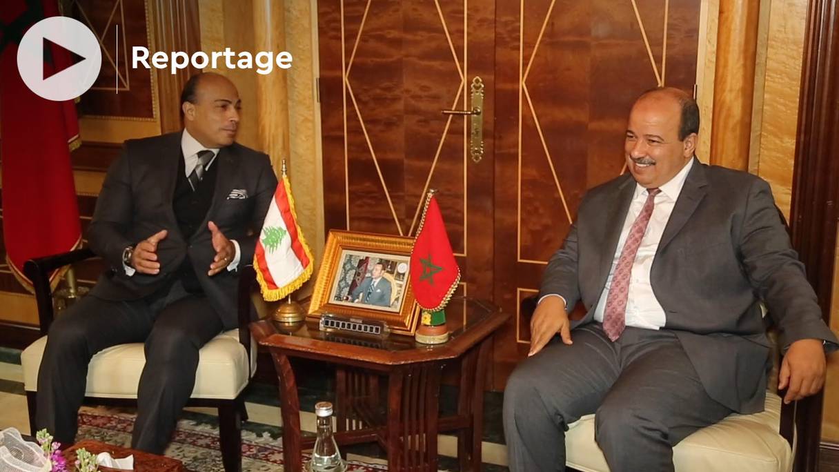 Ziad Atallah, ambassadeur libanais à Rabat, et Enaam Miyara, président de la Chambre des conseillers, lors d’un entretien, vendredi 25 mars 2022, à Rabat.
