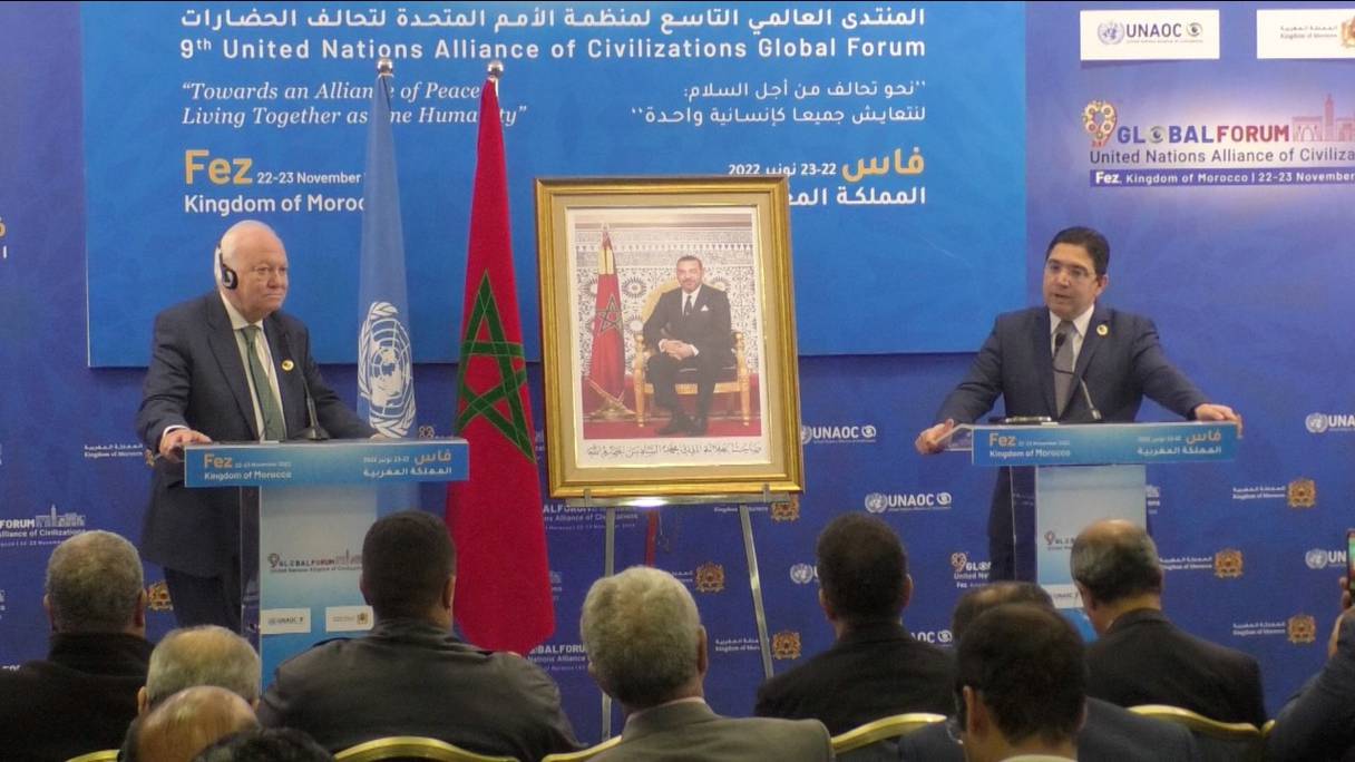 Le ministère des Affaires étrangères, de la Coopération africaine et des Marocains résidant à l’étranger, Nasser Bourita, et le haut représentant de l’Alliance des civilisations des Nations unies, Miguel Angel Moratinos, le 23 novembre 2022 à Fès.
