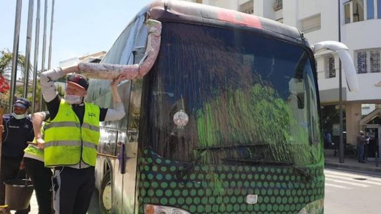Le bus du Raja de Casablanca vandalisé à Rabat.
