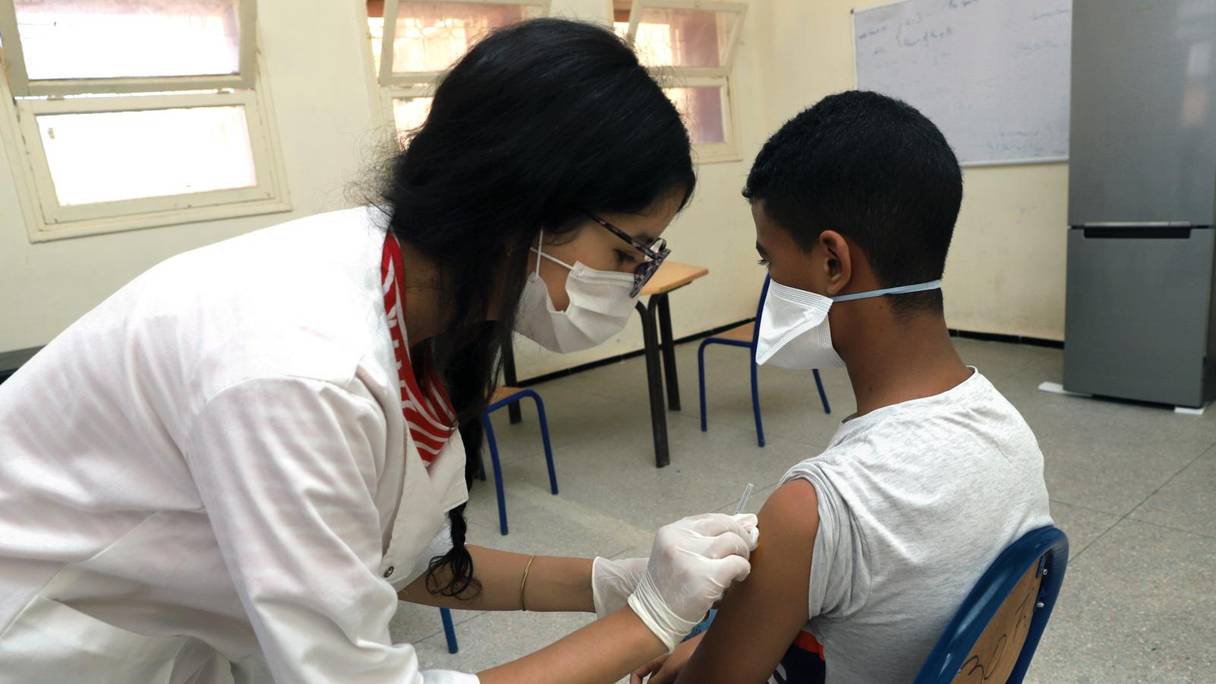 Un élève reçoit une injection d'un vaccin anti-Covid-19 dans un centre de vaccination à Errachidia, le 3 septembre 2021.
