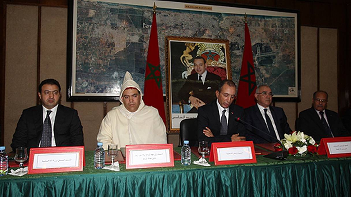Abdelouafi Laftit, wali de la région Rabat-Salé-Kénitra, lors de la cérémonie de son installation, avec Mohamed Hassad, ministre de l’Intérieur et Charki Draiss, ministre délégué à l'Intérieur.
