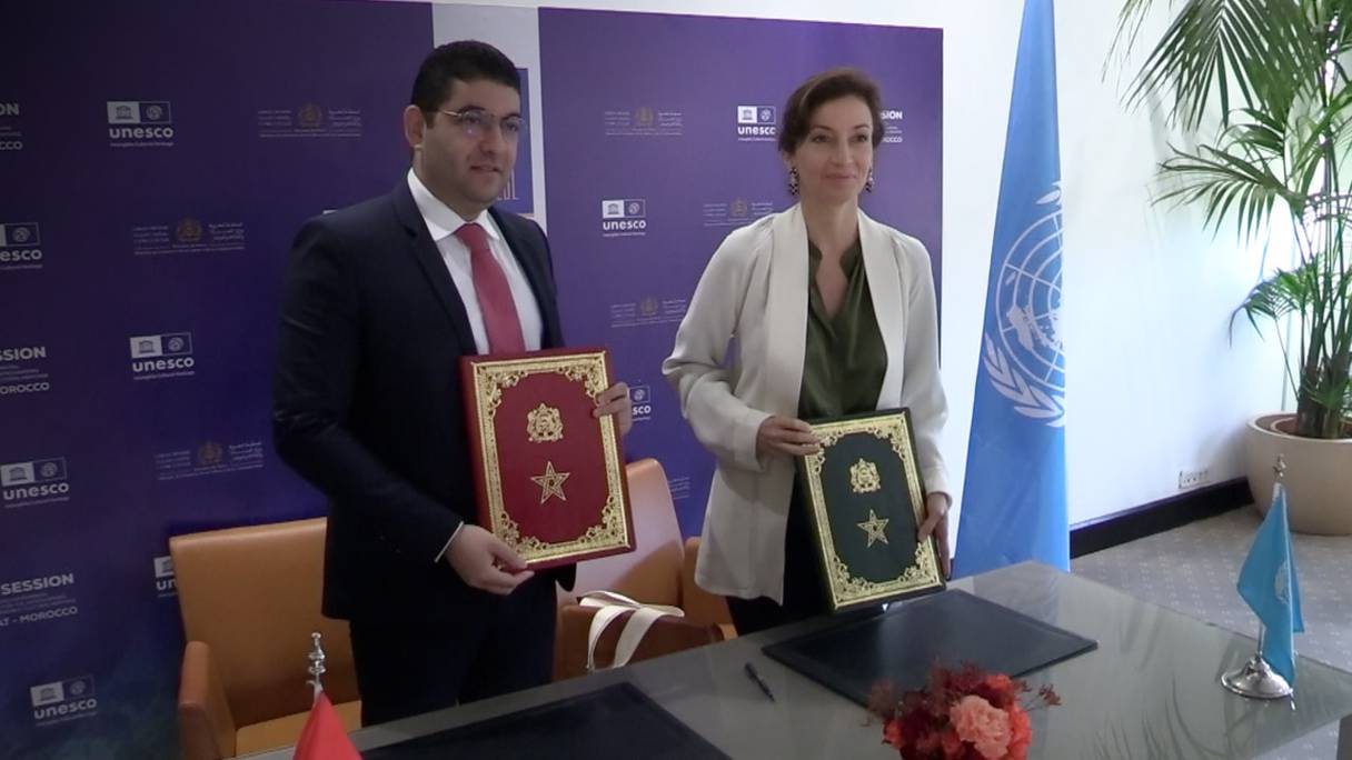 Audrey Azoulay, directrice générale de l'Unesco, et Mehdi Bensaïd, ministre de la Jeunesse, de la culture et de la communication, suite à la signature d'une convention pour la protection du patrimoine immatériel en Afrique, le 29 novembre 2022, à Rabat.
