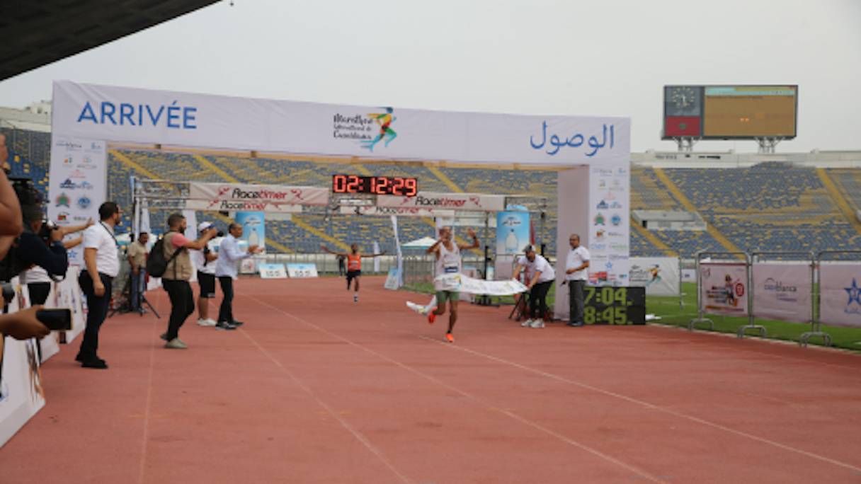 Samir Jaouher à l'arrivée du Marathon international de Casablanca.
