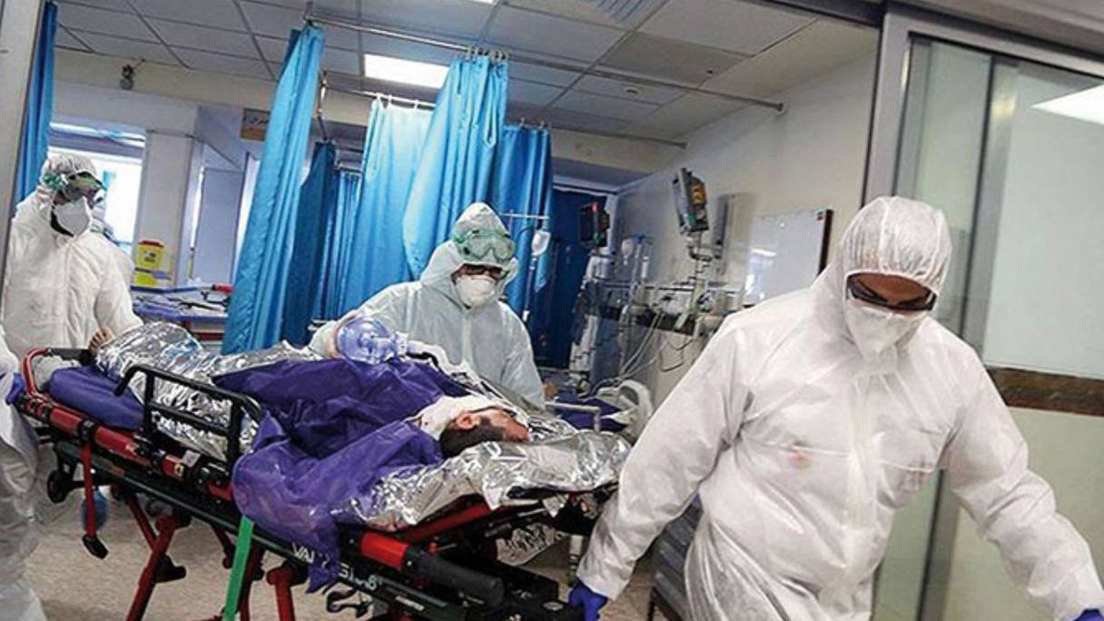 Prise en charge d'un patient atteint du Covid-19, dans une unité hospitalière. 
