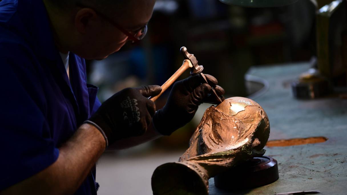 Ahmed Ait Sidi Abdelkader, l'artisan marocain qui façonne le trophée de la Coupe du monde, la polit une fois fondue, la travaille au marteau, avant de la recouvrir de feuilles d'or. 
