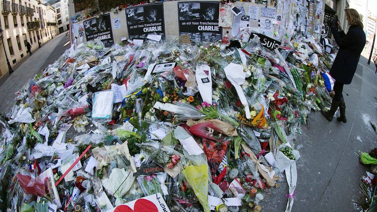 Fleurs déposées en mémoire des victimes des attentats de 2015 à Paris
