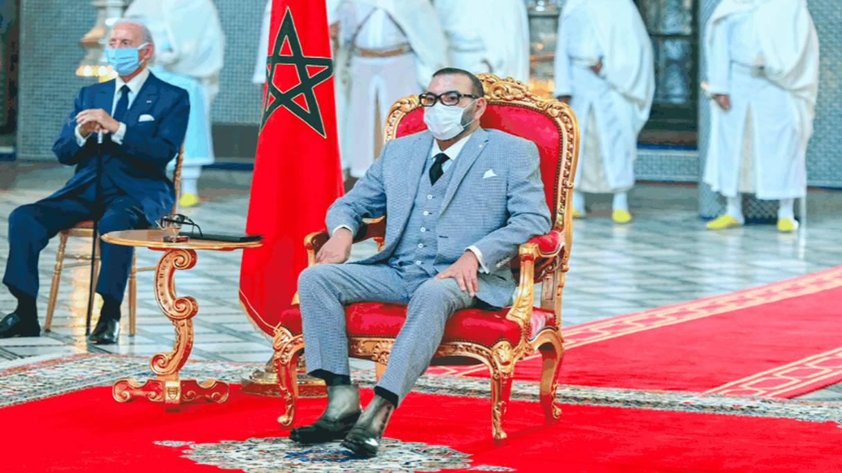 Le roi Mohammed VI préside la cérémonie de lancement du projet de fabrication du vaccin anti-Covid-19 du laboratoire chinois Sinopharm au Maroc, le 5 juillet 2021, au palais royal de Fès. 
