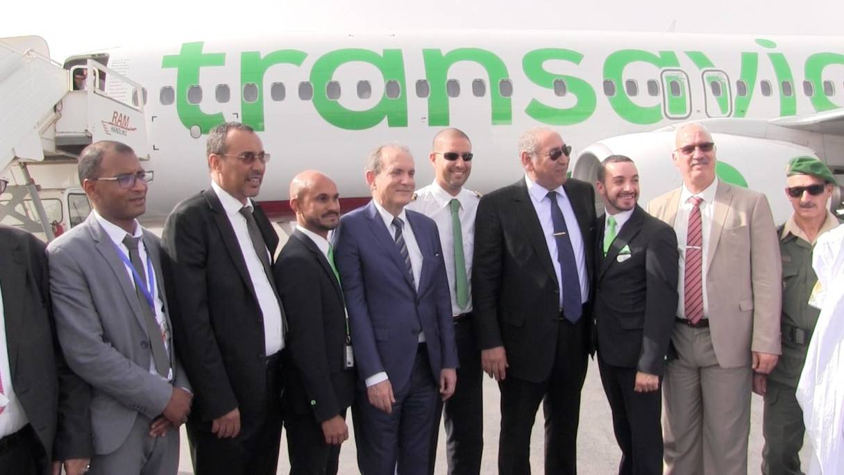 Le président de la région Dakhla-Oued Eddahab, le DG de l’ONMT, et le wali de la région, lors du vol inaugural Dakhla-Paris de Transavia le 26 octobre 2017.
