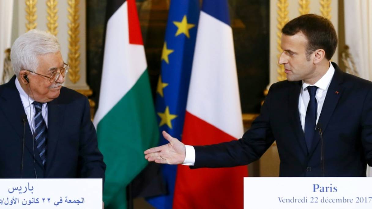 Le président Emmanuel Macron et son homologue palestinien Mahmoud Abbas lors d'une conférence de presse à l'issue de leur rencontre à l'Elysée, le 22 décembre 2017 à Paris.
