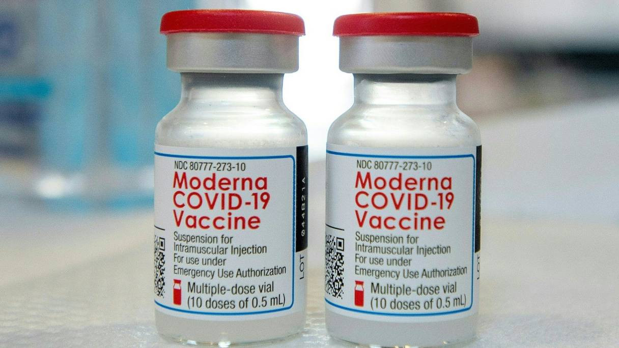 Des flacons du vaccin de Moderna sont posés sur une table avant d'être chargés dans des seringues dans une clinique mobile de vaccination contre le Covid-19 à Bridgeport, Connecticut, le 20 avril 2021.
