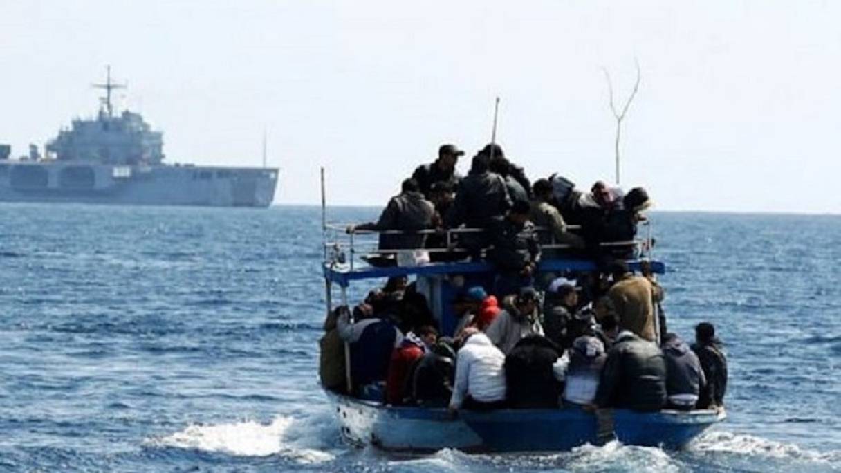 Des migrants algériens sont interceptés par les gardes-côtes espagnols, en mer Méditerranée, au large de l'Espagne, au début de l'année 2021.
