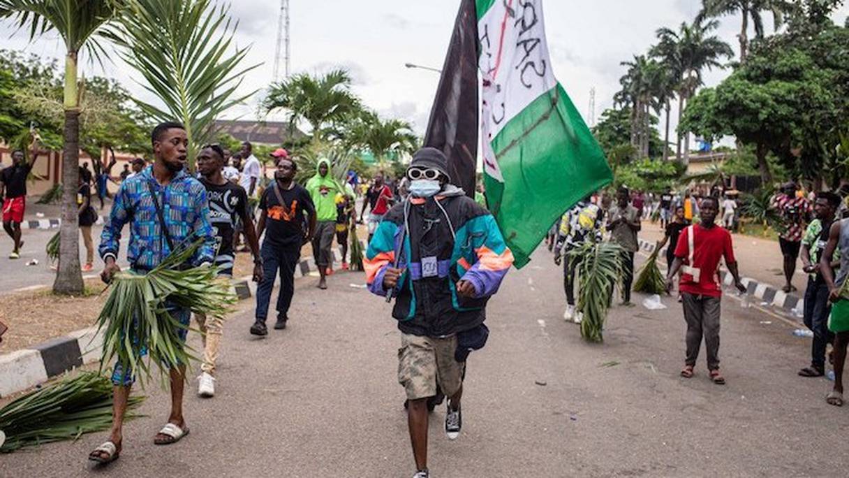 Des jeunes Nigérians participant aux manifestations qui font rage depuis deux semaines dans leur pays.
