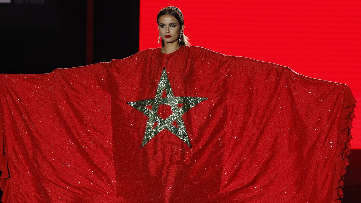 Une robe en hommage au drapeau du Maroc, signée Albert Oiknine, a ouvert son défilé, le 18 février 2023, à la Mercedes-Benz Fashion Week de Madrid.