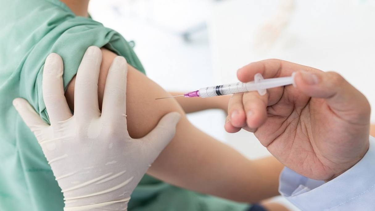 Un patient reçoit l'injection d'un vaccin.
