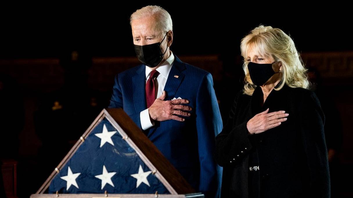 Joe Biden et la première Dame, Jill Biden, rendent hommage à l'officier Brian D. Sicknick, décédé lors de l'assaut le 6 janvier 2021 contre le Capitole, et dont les cendres y ont été exposées, le 2 février 2021, à Washington. 
