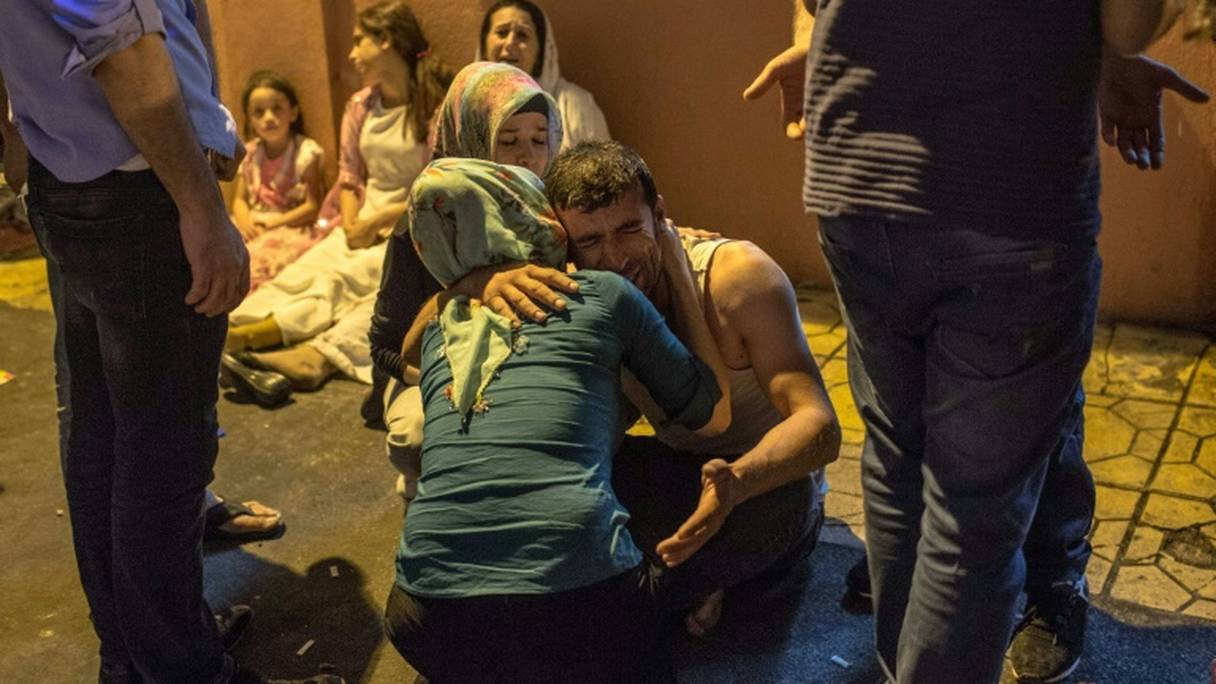 Des proches de victimes de l'attentat meurtrier qui a frappé Gaziantep en Turquie le 20 août 2016.
