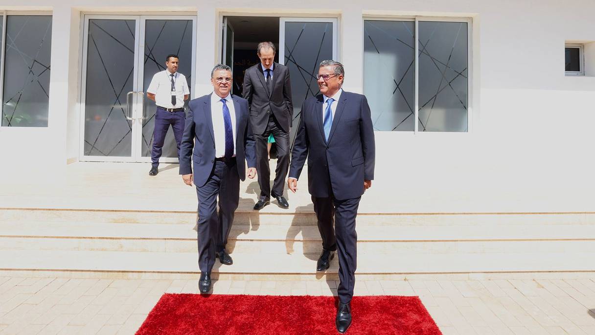 Abdellatif Ouahbi, ministre de la Justice, El Hassan Daki, président du Ministère public et Aziz Akhannouch, chef du gouvernement.
