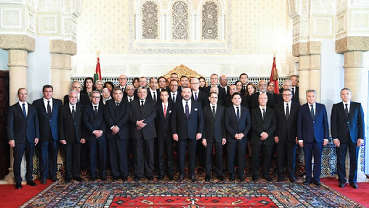 Le roi Mohammed VI et Moulay El Hassan entourés des membres du gouvernement El Othmani nommés ce 5 avril à Rabat.
