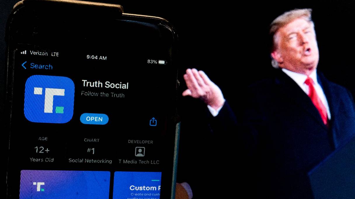 L'ex-président américain Donald Trump, ici à côté d'un smartphone affichant son propre réseau social. «Truth Social» a débuté son déploiement le 21 février 2022 et devrait être «pleinement opérationnel» d'ici fin mars.
