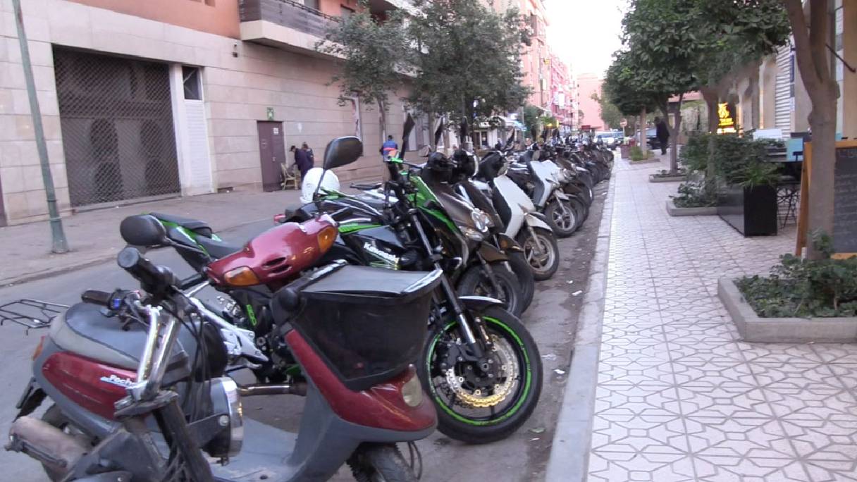 Une allée transformée en parking de motos, à Marrakech.

