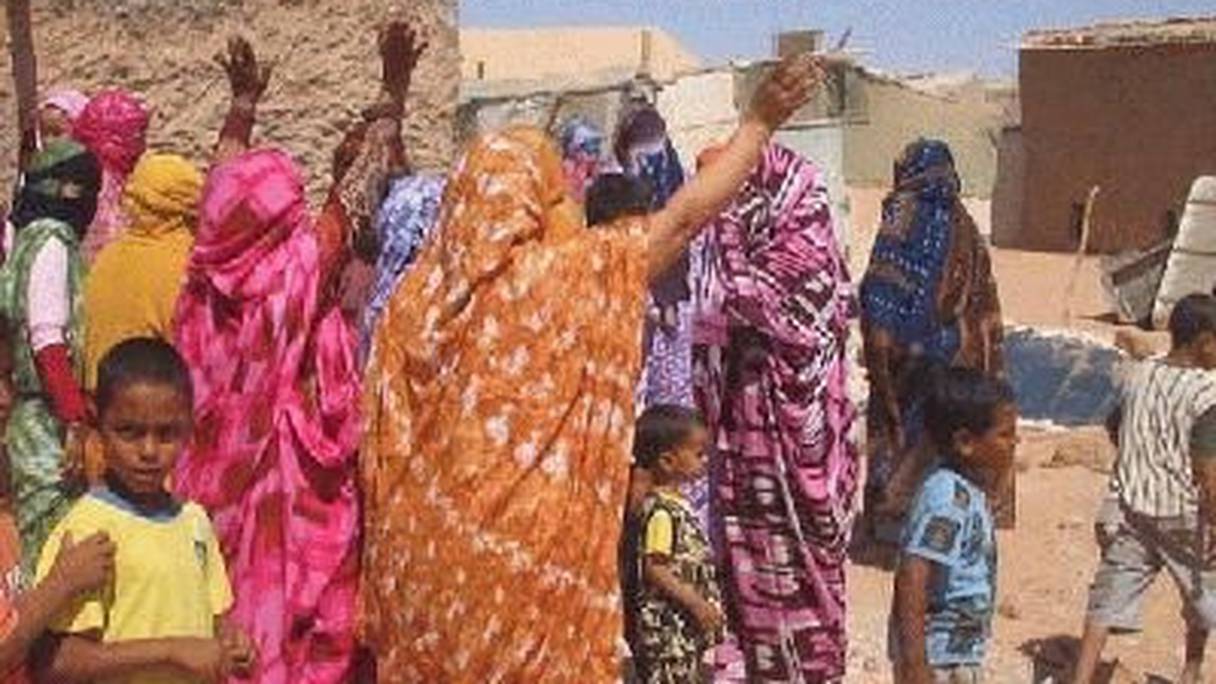Tindouf: vague de colère contre le détournement d'aide humanitaire. Ici, des femmes qui se retrouvent à la rue faute de tentes où loger leur progéniture.
