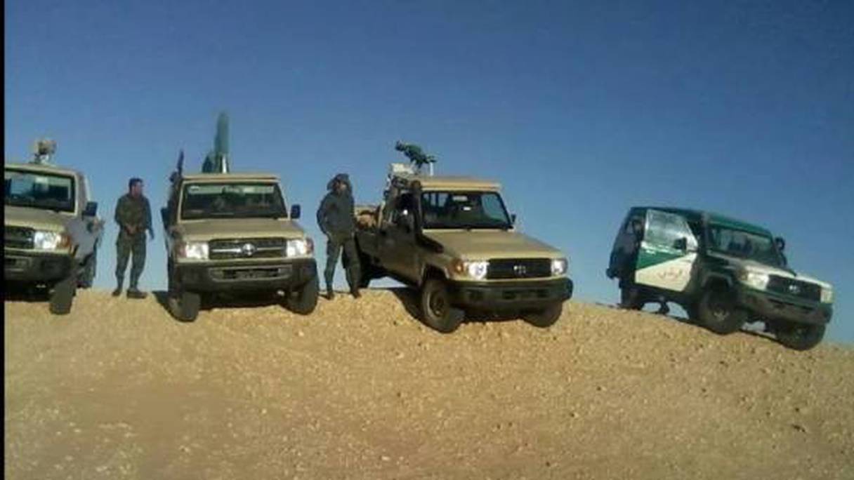 Des mitrailleuses montées sur des véhicules tout-terrain du Polisario tentent d'affronter les manifestants, dans les camps de Lahmada.
