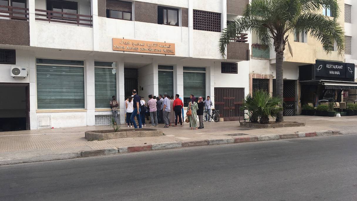 Des citoyens protestent devant la commune d'Agdal à Rabat contre la défaillance des services.
