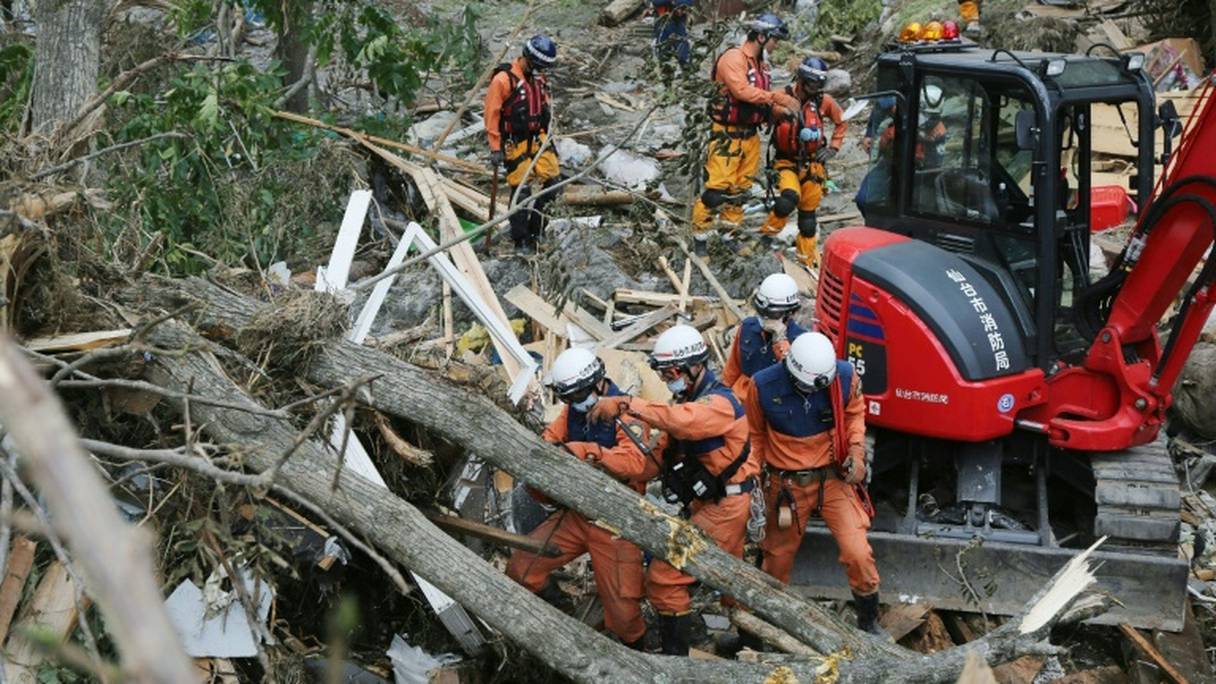 Des équipes de secours recherchent des victimes du typhon Lionrock, le 2 septembre 2016 à Iwaizumi, dans la préfecture d'Iwate, au Japon.
