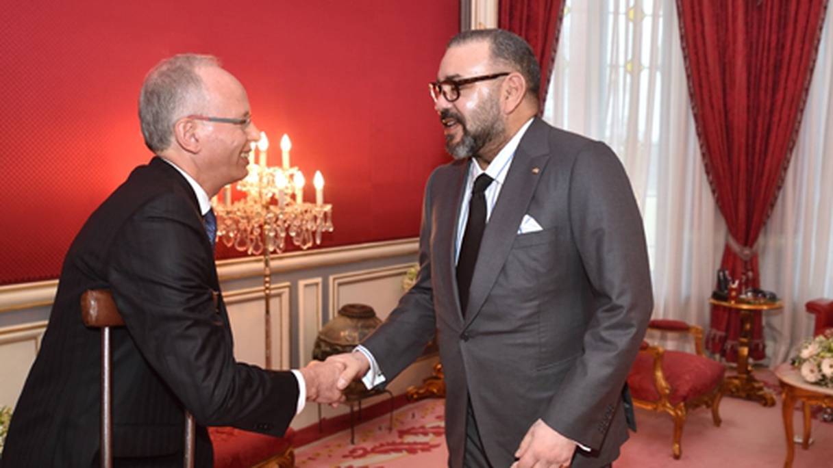 Le roi Mohammed VI recevant Mohamed Bachir Rachdi, nouveau président de l’Instance nationale de la probité, de la prévention et de la lutte contre la corruption.
