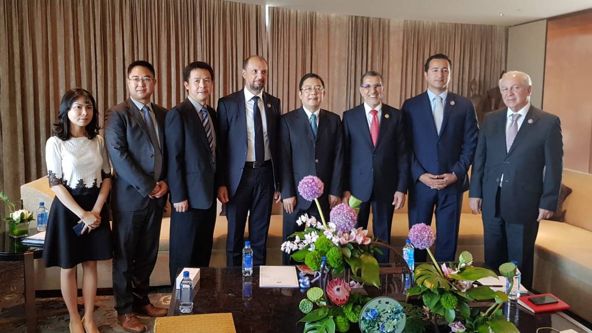 El Othmani, accompagné du ministre délégué auprès du MAECI chargé des Affaires africaines, Mohcine Jazouli, avec des investisseurs chinois.
