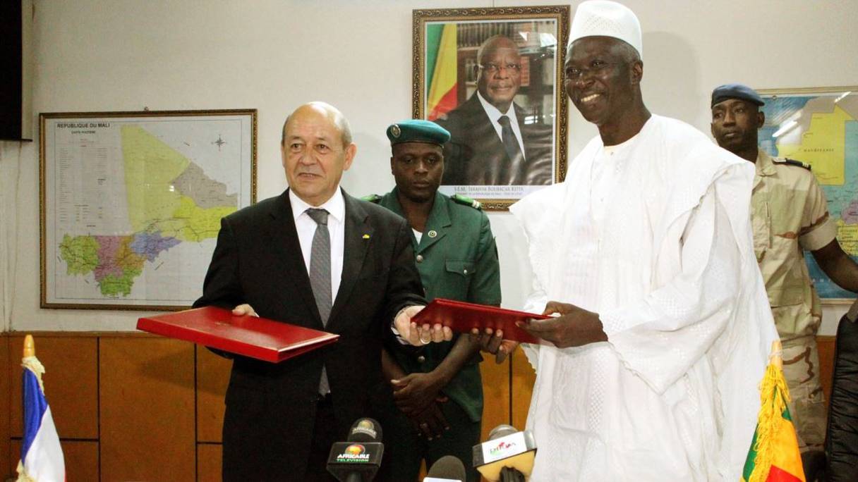 Jean-Yves Le Drian, ministre français des Affaires étrangères et Bah Ndaw, président malien de la transition.
