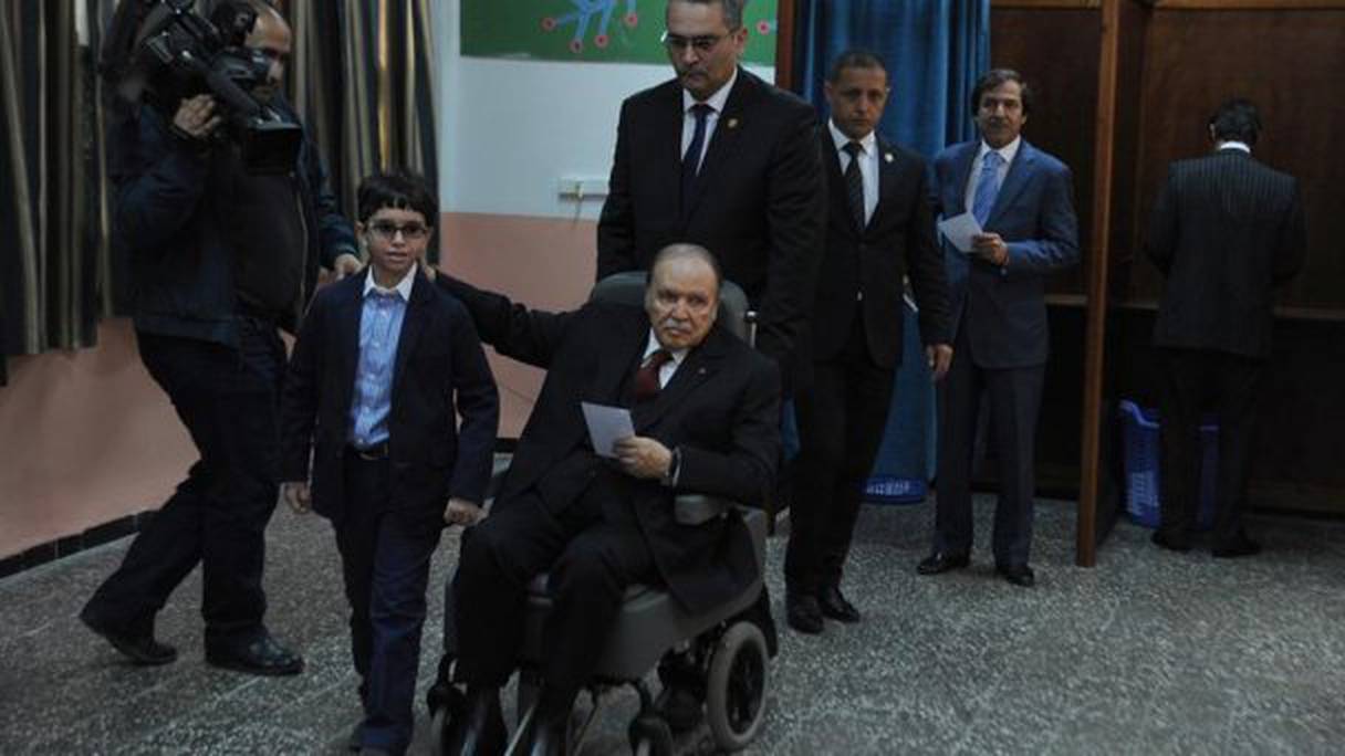 La photo restera gravée dans l'histoire. Abdelaziz Bouteflika s'est rendu au bureau de vote sur fauteuil roulant.
